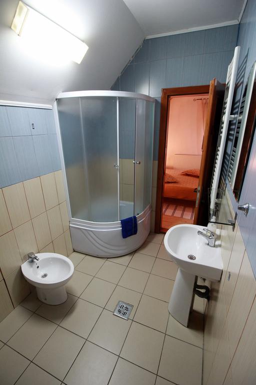 Vila Sucu Hotel Poiana Marului  Bilik gambar