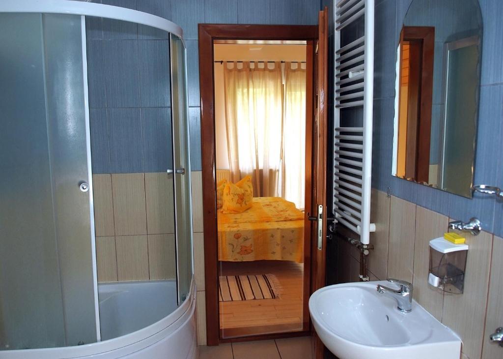 Vila Sucu Hotel Poiana Marului  Bilik gambar